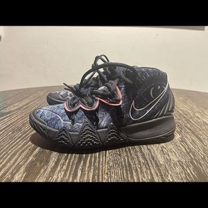 Brand New Nike Kyrie Kybrid S2 Size 4y